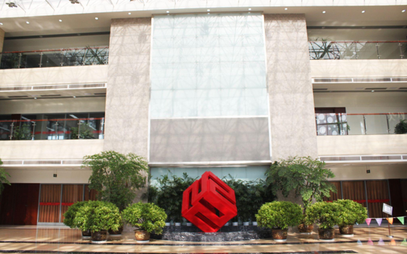 Sảnh trụ sở FMWorld sạch sẽ và sáng sủa với logo hình khối màu đỏ nổi bật ở trung tâm.