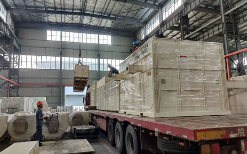 Các bộ phận máy sấy ngũ cốc FMWorld đang được chất lên xe tải tại nhà máy